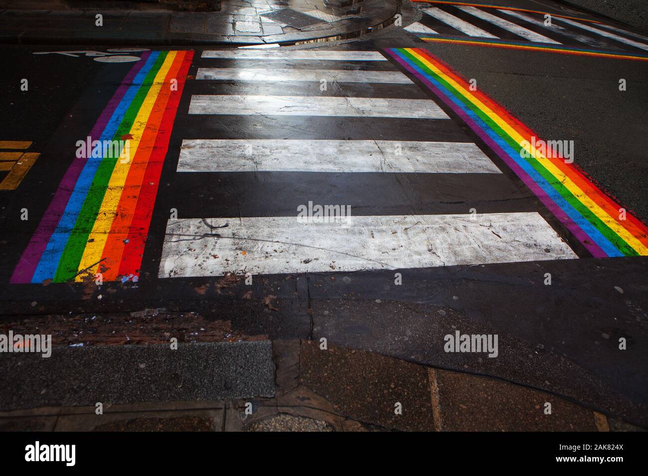 Rainbow Kennzeichnung einer Fußgängerampel Stockfoto