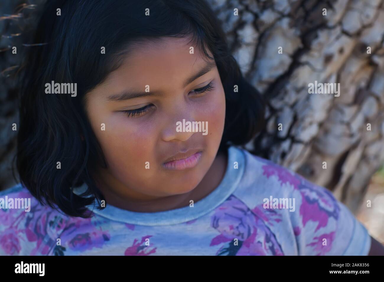 Der Gesichtsausdruck von einem jungen Mädchen, traurig, verärgert oder schikaniert. Stockfoto