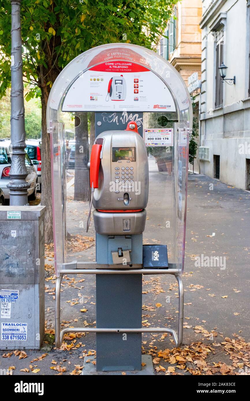 Telecom Italia Telefonzelle stand in einer Straße in Rom, Italien Stockfoto