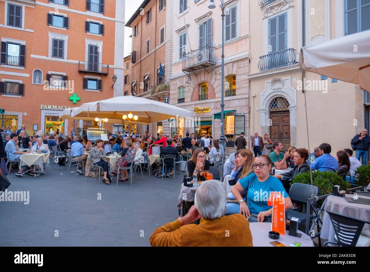 Touristen, Menschen, Essen im Freien, Kunden, die vor dem Ciampini Roma Cafe sitzen, Piazza di San Lorenzo, Lucina, Rom, Italien, Massentourismus, Übertourismus Stockfoto