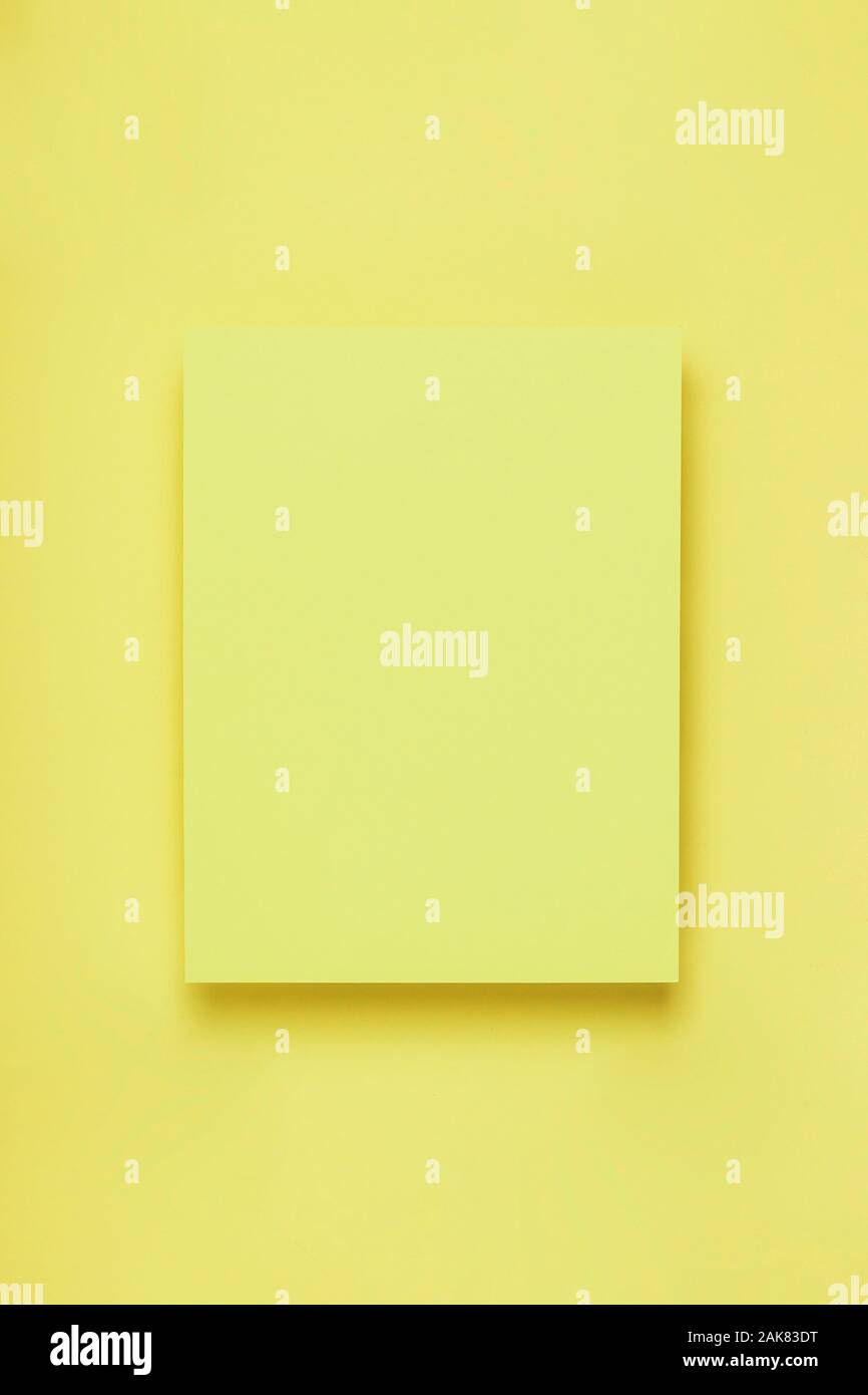 Minimale frame geometrischen Zusammensetzung mock up. Leeres Blatt Papier Postkarte an feinen gelben Hintergrund. Template design Einladungskarte. Ansicht von oben, flach, kopieren. Vertikale Ausrichtung. Stockfoto