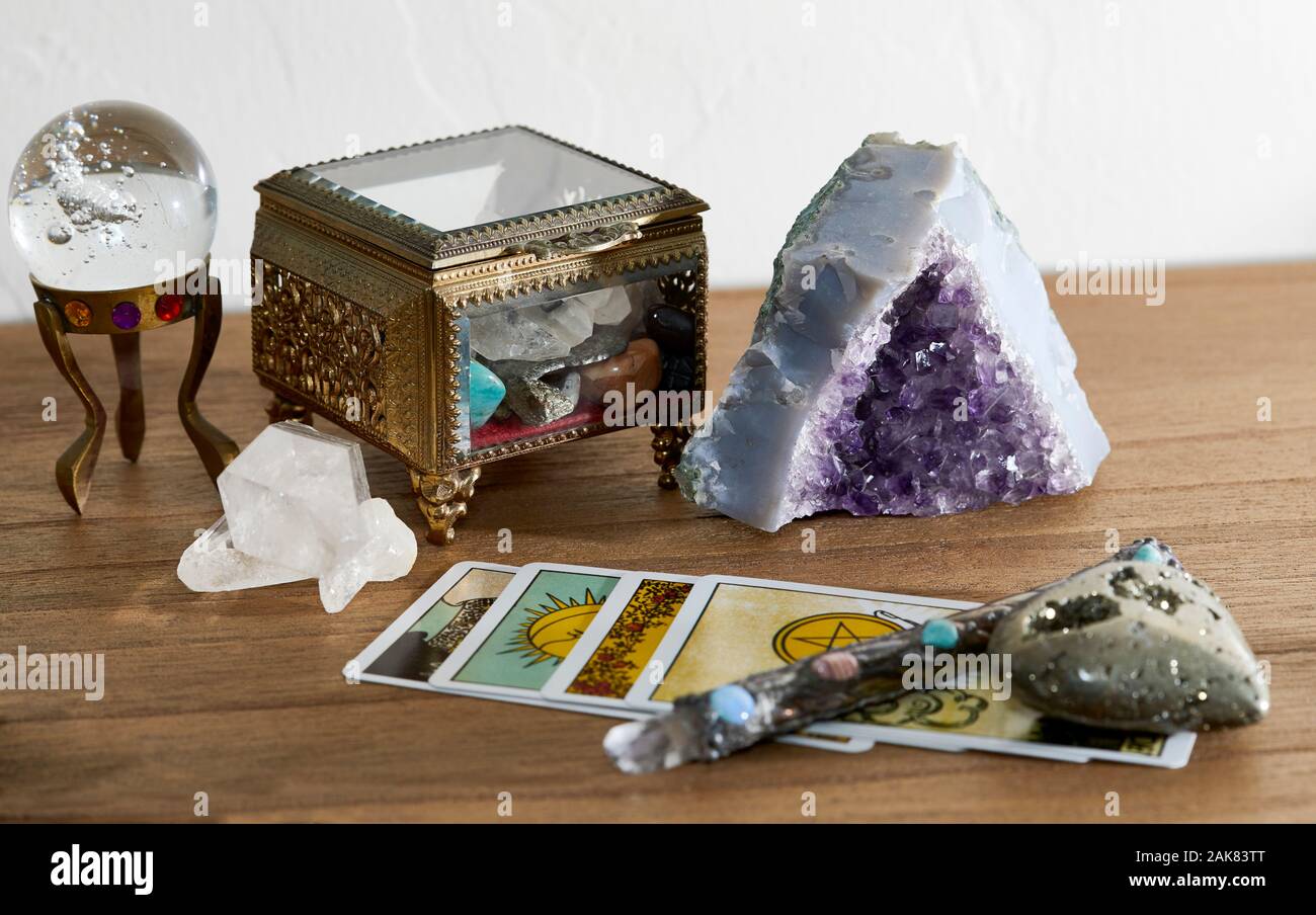 Crystal Healing Tools einschließlich Heilung Zauberstab, Quartz Crystal Point, Tarot Karten, crystal ball und Amethyst Stockfoto