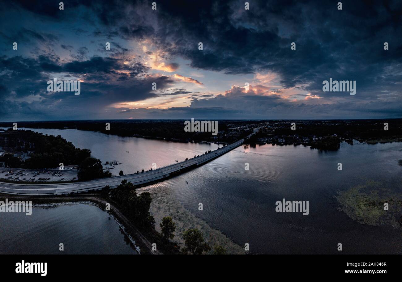 Brücke über einem Behälter. Stockfoto