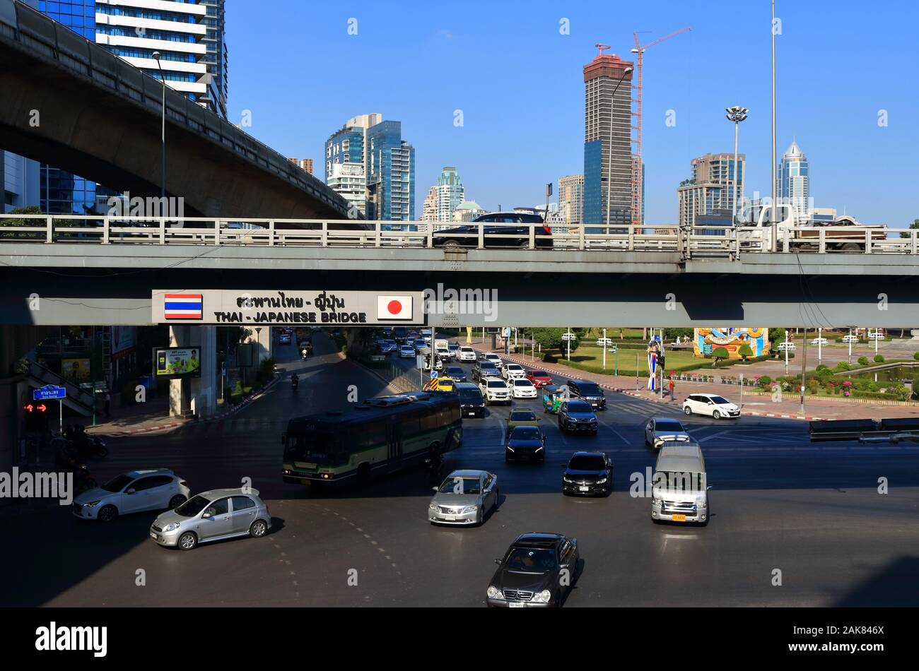 Bangkok, Thailand - 6. Januar 2020: Thai japanische Freundschaftsbrücke im Sala Dang Kreuzung durch die japanische Regierung gebaut Verkehrsstaus zu erleichtern Stockfoto