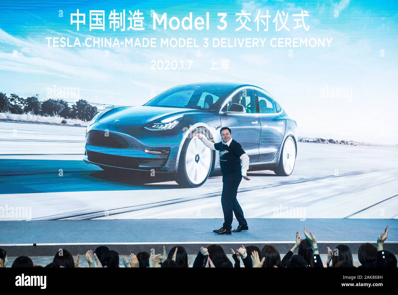 Peking, China. 7 Jan, 2020. Tesla-CEO Elon Musk Gesten bei einer Lieferung Zeremonie für Tesla China in Shanghai, China, Jan. 7, 2020 Modell 3. Us-elektrische Automobilhersteller Tesla offiziell seine China - Modell Y-Programm in seiner Shanghai gigafactory Dienstag, ein Jahr, nachdem die Firma brach Boden auf seinem ersten überseeischen Anlage. Die erste Charge von China hergestellten Modell 3 Limousinen war auch Ihren nicht-Mitarbeiter Kunden an eine Eröffnungsfeier für das Programm geliefert. Credit: Ding Ting/Xinhua/Alamy leben Nachrichten Stockfoto