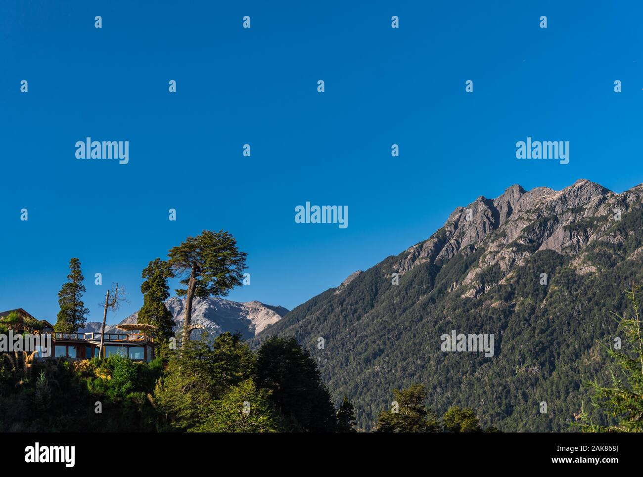 Hotel Gebäude vor dem Hintergrund der Berge, Wald, und blauer Himmel. Stockfoto