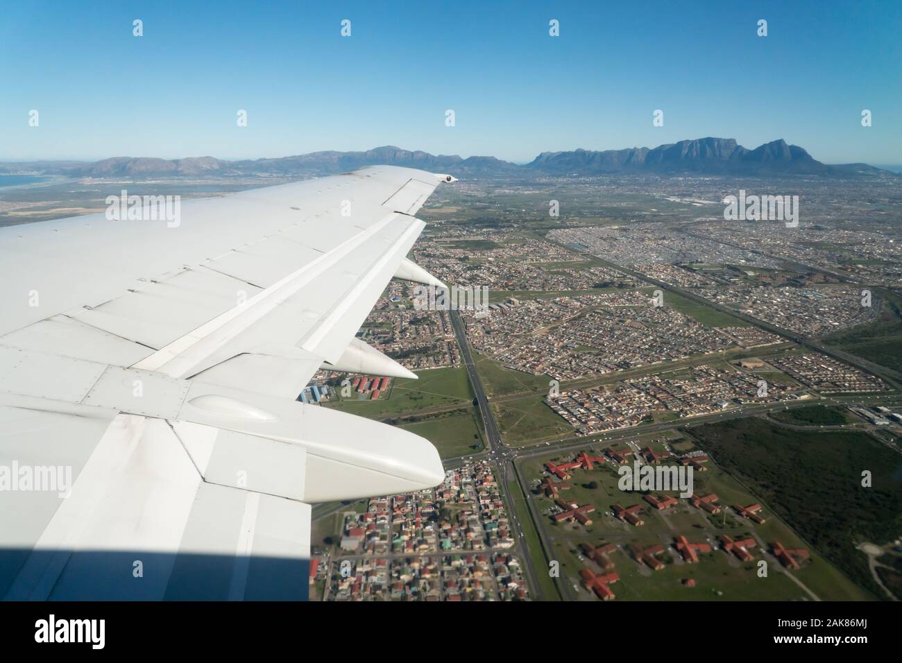 Blick von einem Flugzeug über den Flügel, aus der Vogelperspektive auf die Landschaft der Cape Flats mit Tafelberg im Hintergrund Kapstadt, Südafrika Stockfoto