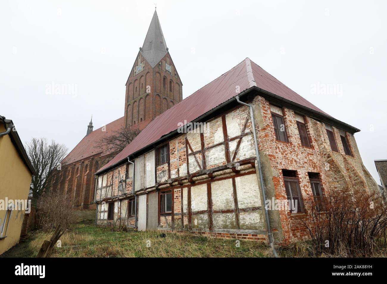 Barth, Deutschland. 07 Jan, 2020. Die papenhof neben der St. Mary's Church ist für 5,4 Mio. Euro renoviert und zu einem kulturellen Forum erweitert werden. In dem denkmalgeschützten Gebäude, dessen Ursprünge bis in das 15. Jahrhundert zurück Datum, ein Museum für Stadtgeschichte ist auf drei Etagen geschaffen werden. Barth war die Residenz der Herzöge von Pommern, bis 1605. Quelle: Bernd Wüstneck/dpa-Zentralbild/dpa/Alamy leben Nachrichten Stockfoto