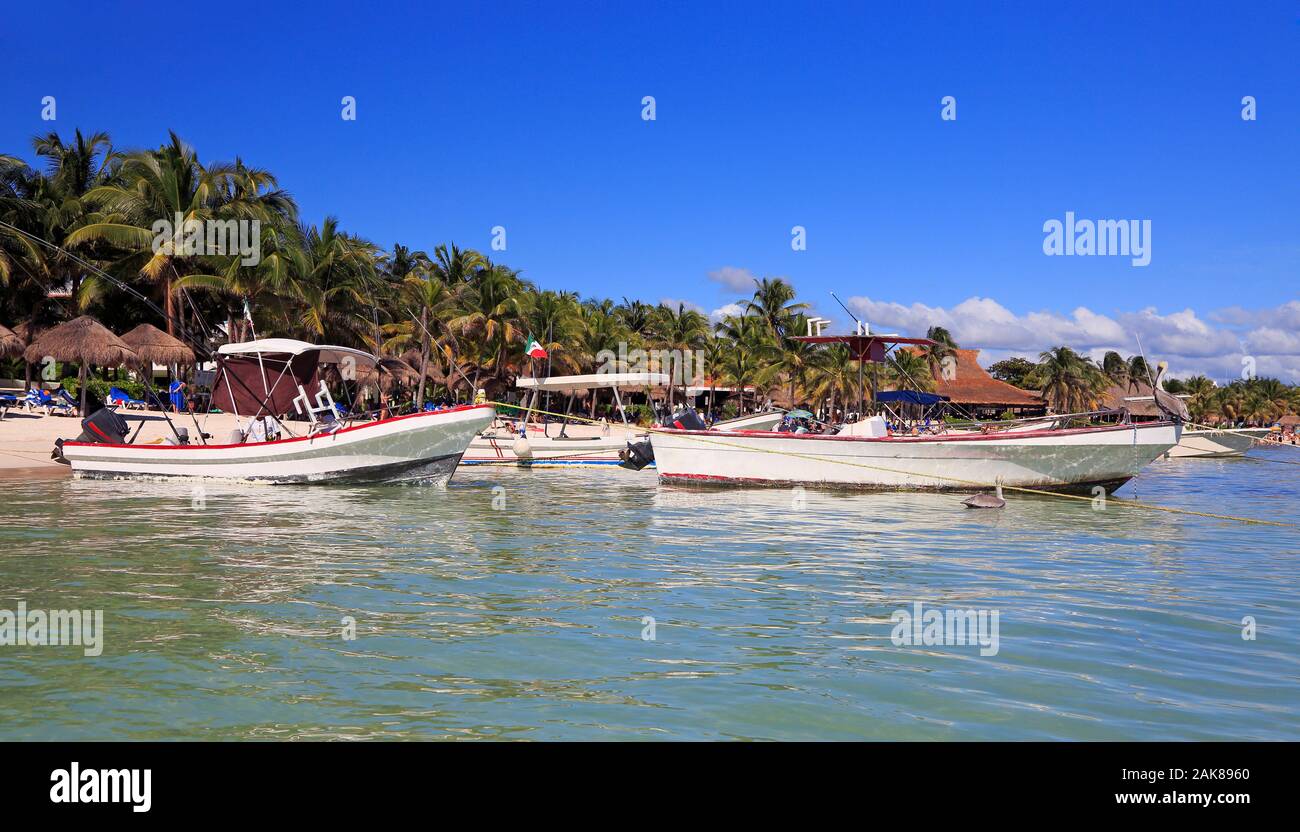 Akumal Bucht und Karibischen weißen Strand mit Fischerbooten in Riviera Maya, an der Küste von Yucatan, Quintana Roo, Mexiko Stockfoto