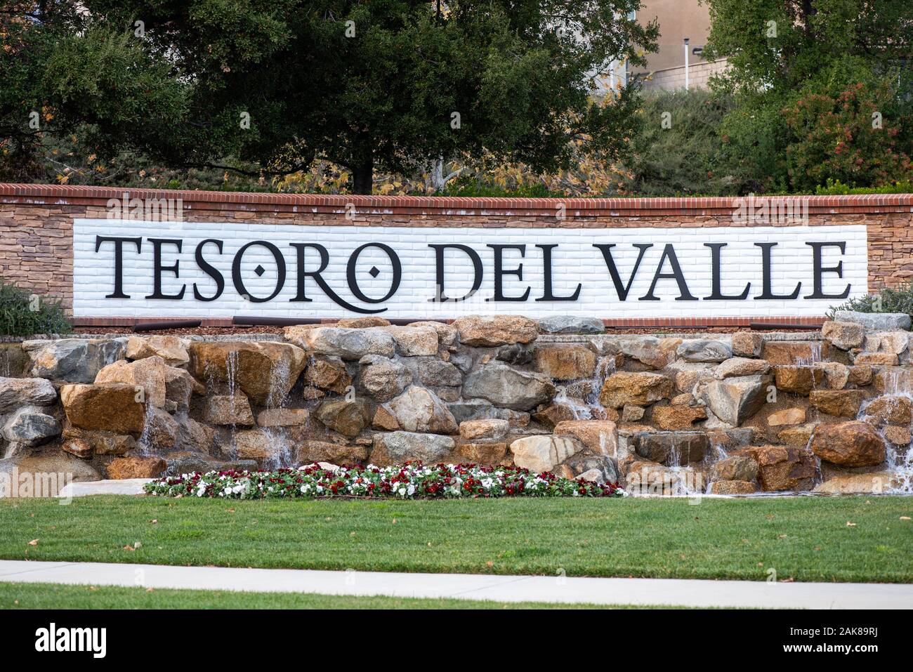 01.01.2020 - Santa Clarita, CA: Tesoro Del Valle Community-Zeichen in Valencia, CA, USA. Stockfoto