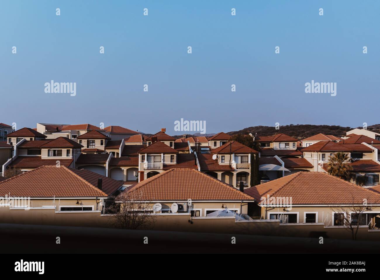 Viele ähnliche Wohnhäuser in Afrika unter blauem Himmel Stockfoto