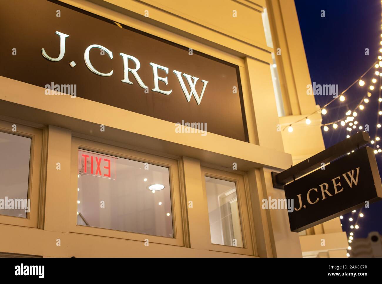 01.01.2020 - Beverly Hills, CA: J.Crew Store Schild in Grove, Beverly Hills, LA, CA, USA. Stockfoto