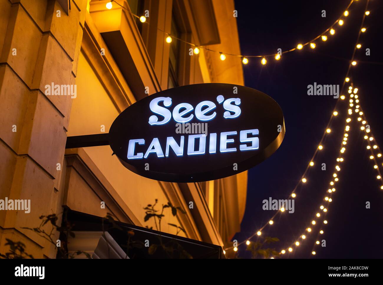 01.01.2020 - Beverly Hills, CA: Sehen Sie das Schild für Den Süßwarenladen in Grove, Beverly Hills, LA, CA, USA. Stockfoto