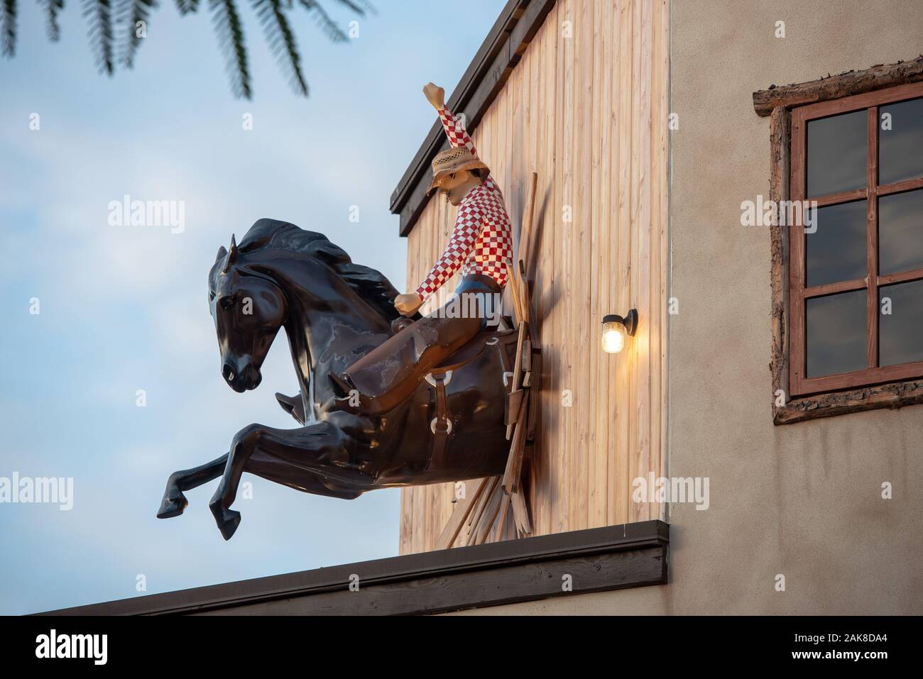 01.01.2020 - Santa Clarita, CA: Saddle Ranch Chop House Restaurant Front Design in Santa Clarita, CA, USA. Stockfoto