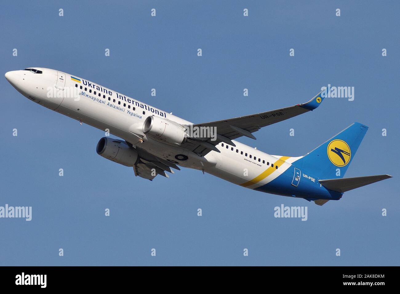 UKRAINE INTERNATIONAL AIRLINES Boeing 737-800 (W) stürzt bei Teheran. Stockfoto
