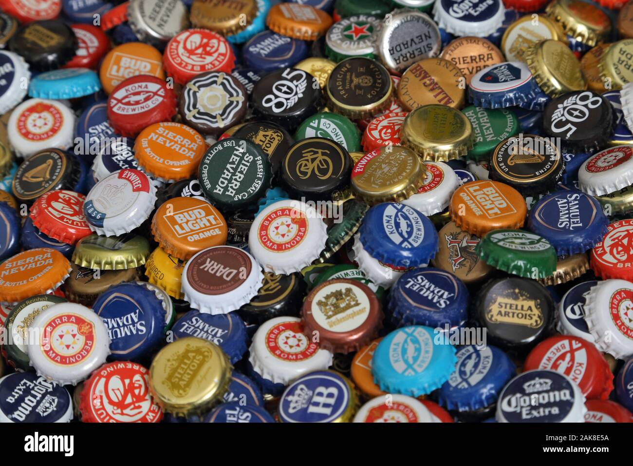 Los Angeles, CA/USA - Jan. 4, 2020: Bunte Beer Bottle Caps aus einer Vielzahl von internationalen Marken sind lose in einem Stapel angezeigt. Stockfoto