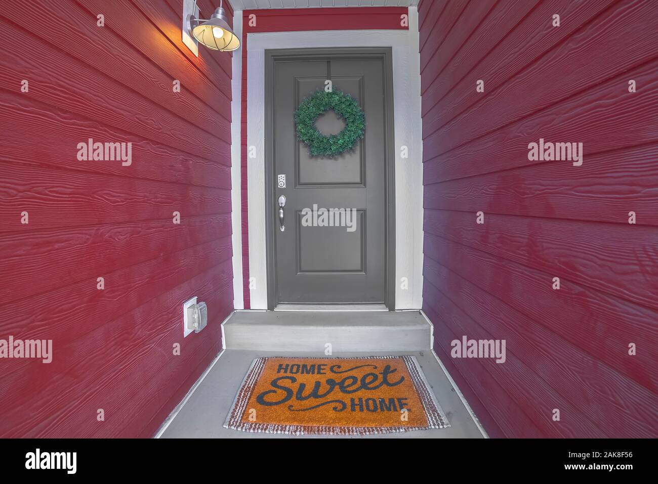Eingangstür mit Home Sweet Home mat Stockfoto