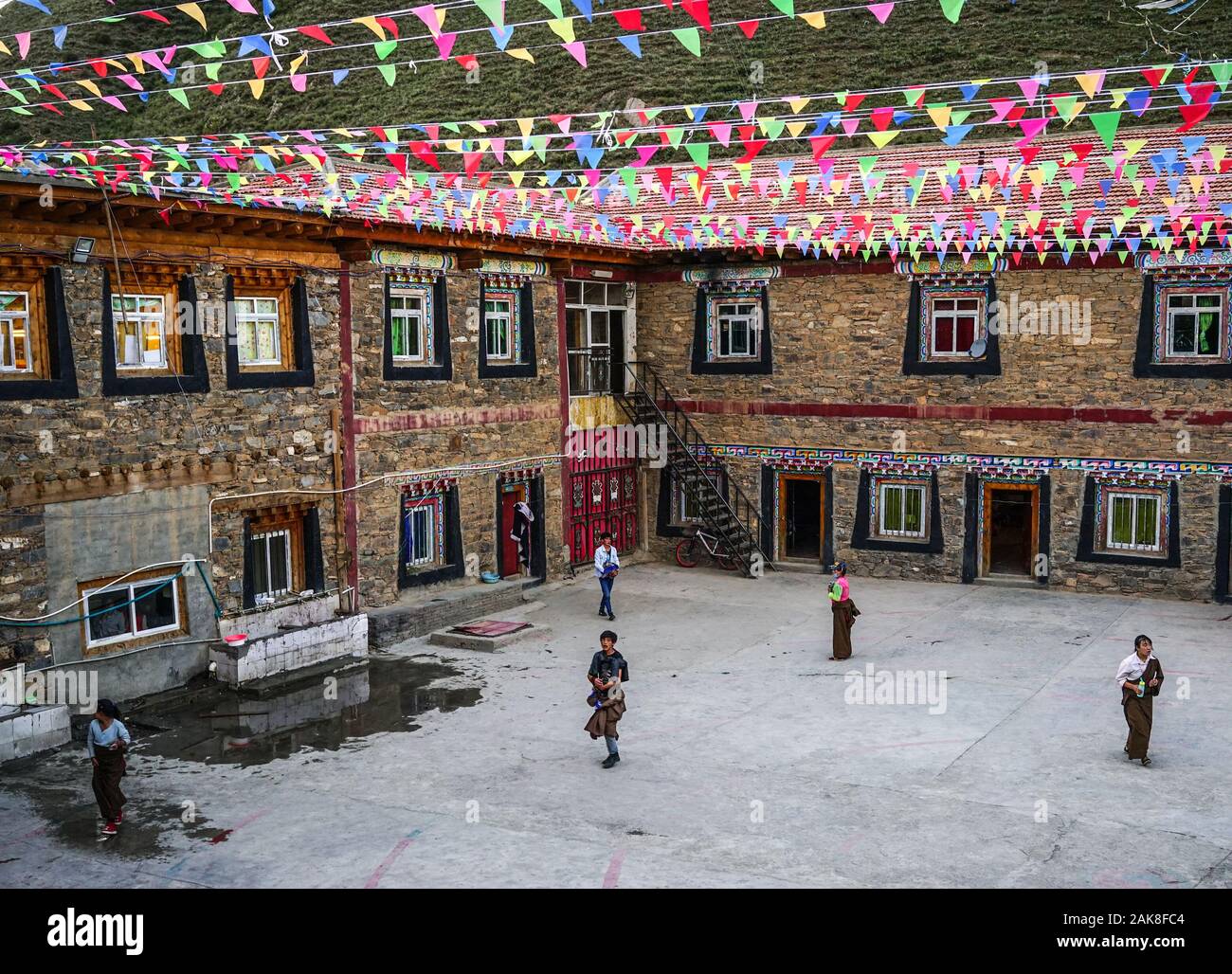 Sichuan, China - 17.August 2016. Tibetischen Schule in Garze Tibetischen Präfektur. Nach mehr als 60 Jahren der Besatzung, Tibeter widerstehen noch China in der Regel eine Stockfoto