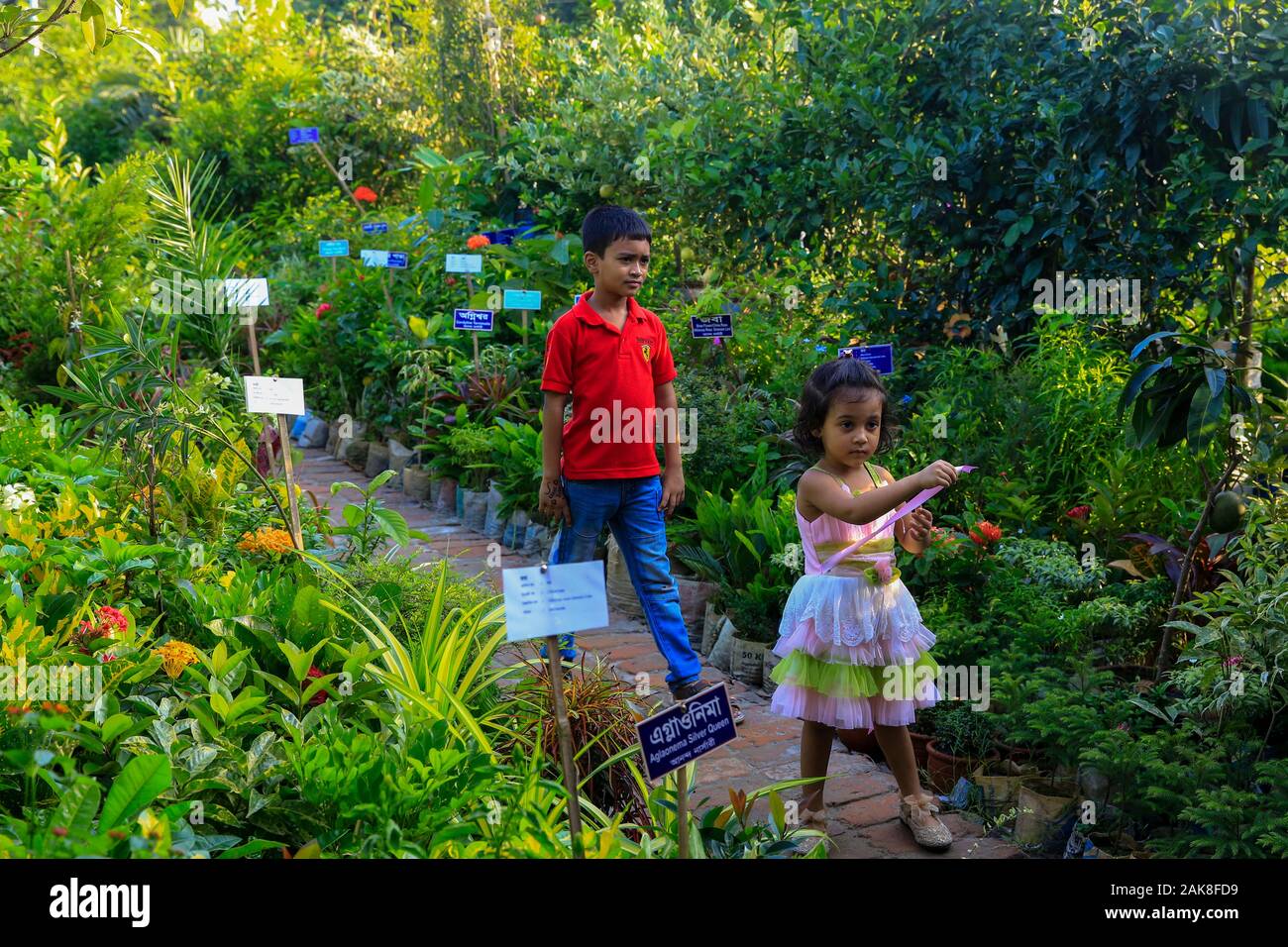 Besucher im Monat - lange Nationale Baum Fair an der Sher-e-Bangla Nagar in Dhaka, Bangladesh. Stockfoto