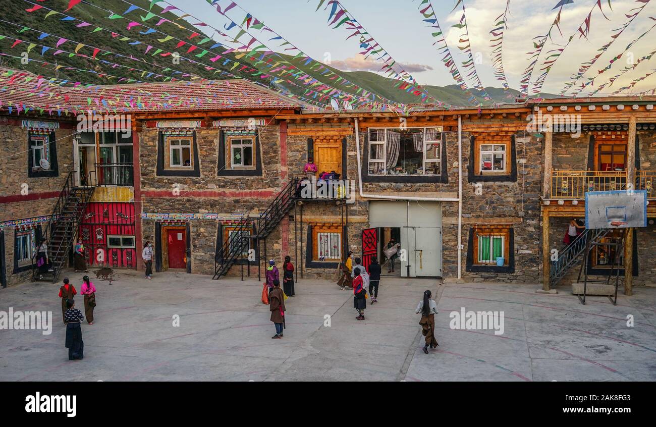 Sichuan, China - 17.August 2016. Tibetischen Schule in Garze Tibetischen Präfektur. Nach mehr als 60 Jahren der Besatzung, Tibeter widerstehen noch China in der Regel eine Stockfoto