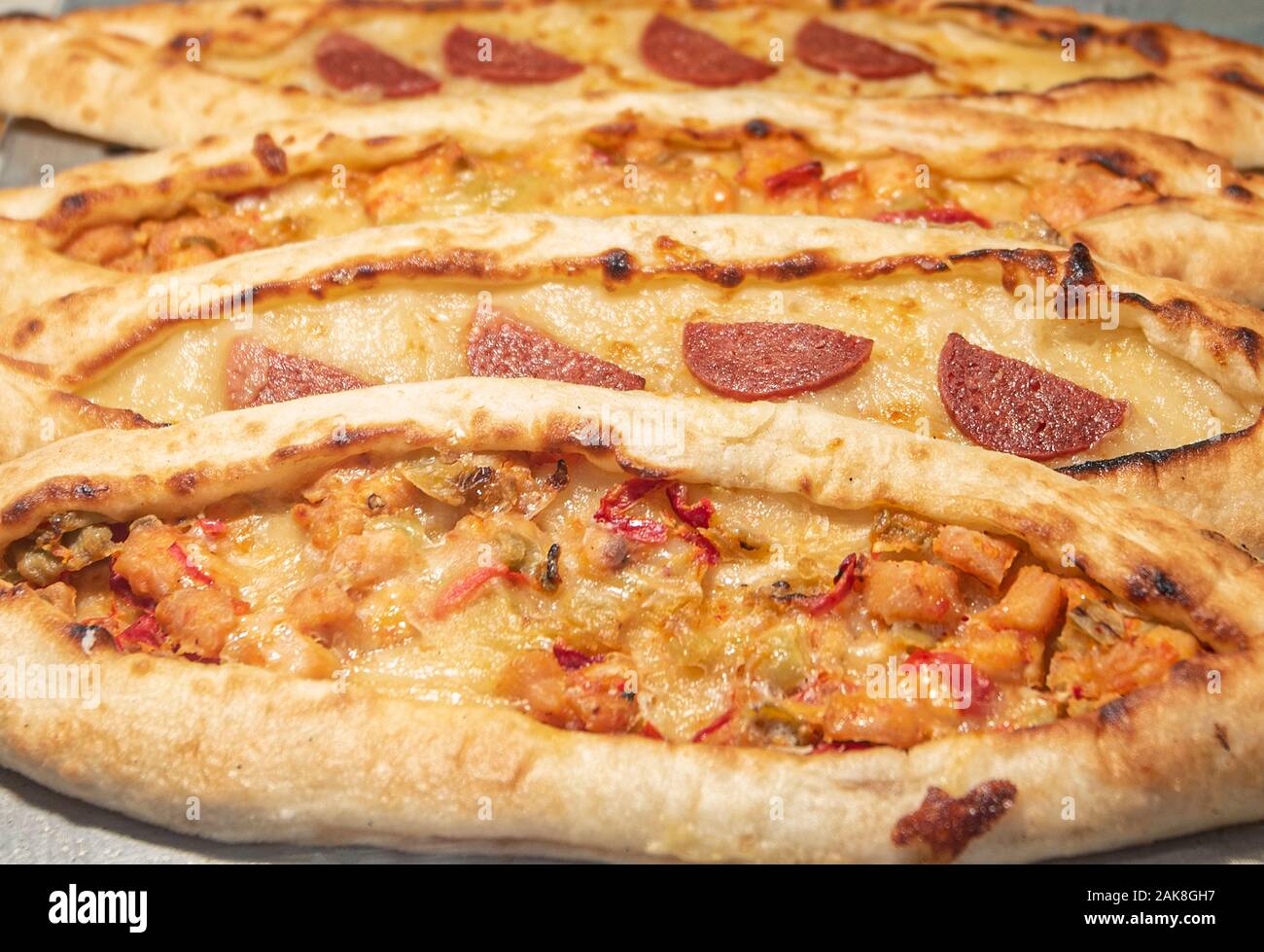 Türkische Street Food Gebäck mit Fleisch und Gemüse Stockfoto