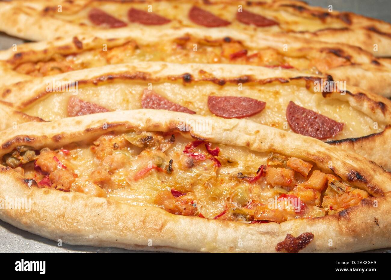Türkische Street Food Gebäck mit Fleisch und Gemüse Stockfoto