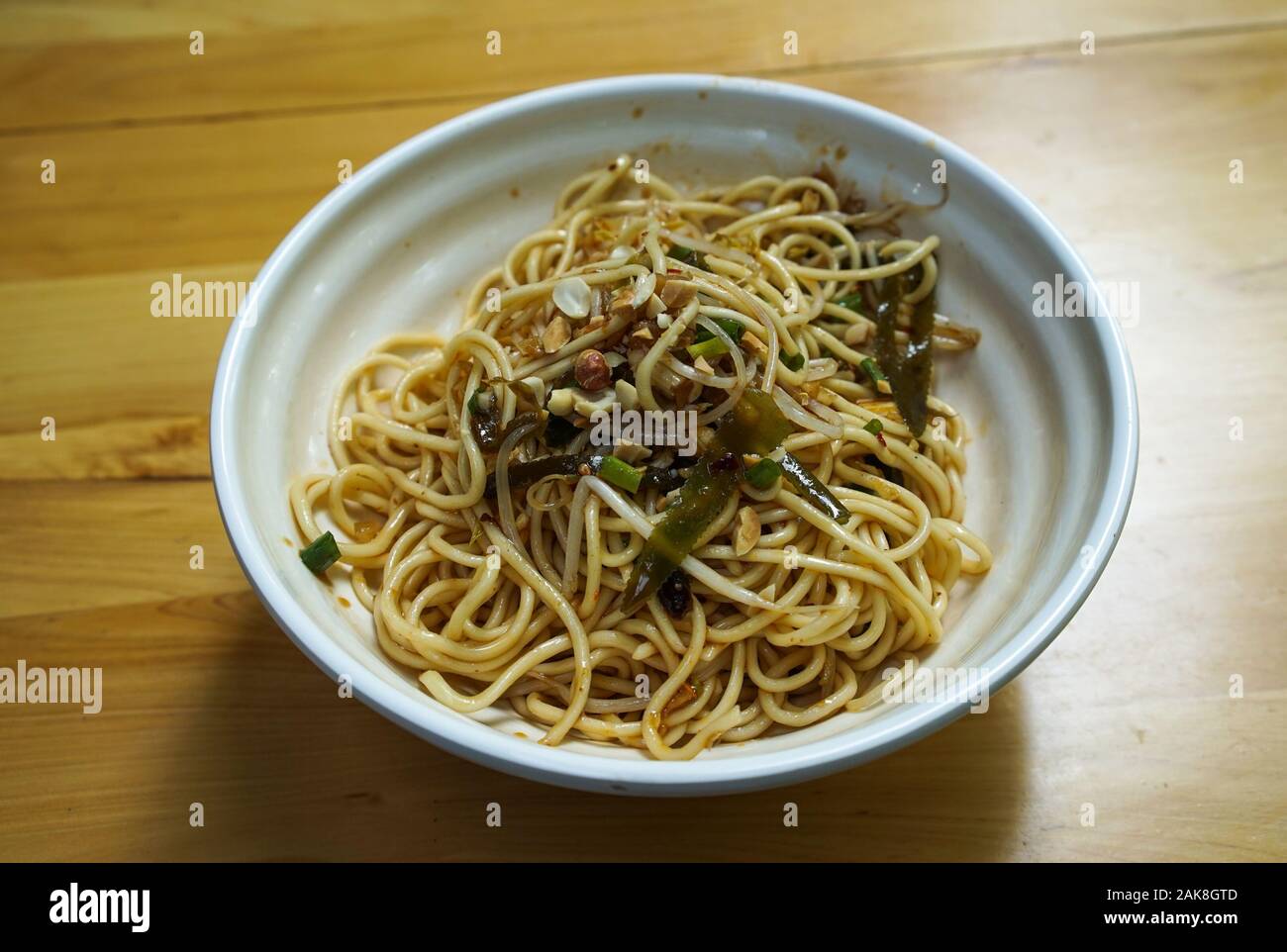 Dan Dan Nudel, einer scharfen Szechuan Küche Teller allgemein in China Street Food gefunden. Stockfoto