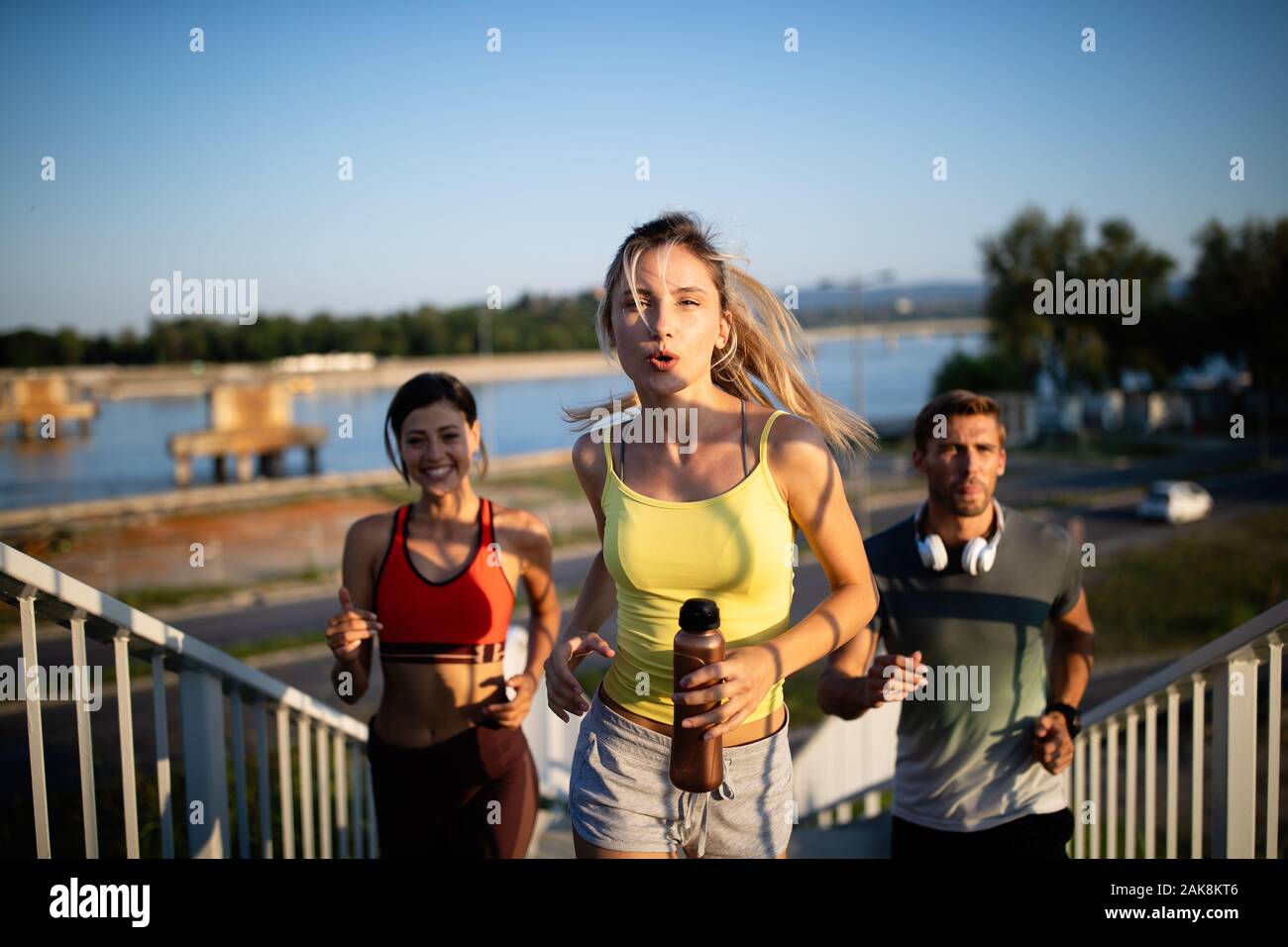 Athletische Passform Menschen trainieren und zusammen im Freien Stockfoto