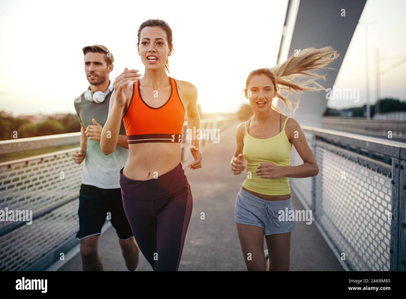 Athletische Passform Freunde trainieren und Joggen gemeinsam im Freien. Sport, Freunde, Gesundheit Konzept Stockfoto