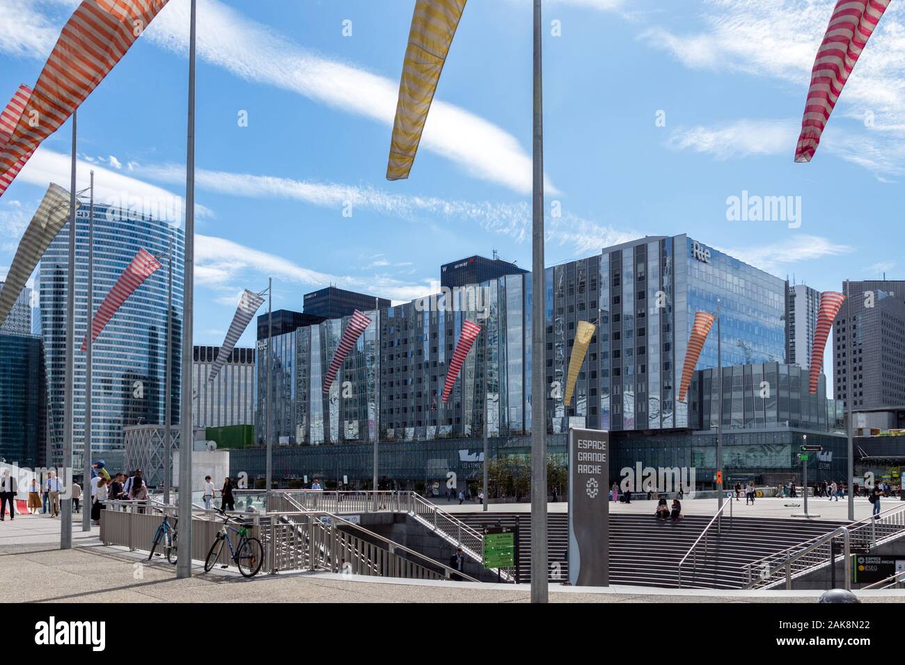 Paris, Frankreich: Stadtbild von La Defense Business District in der Nähe von Paris im Sommer Stockfoto