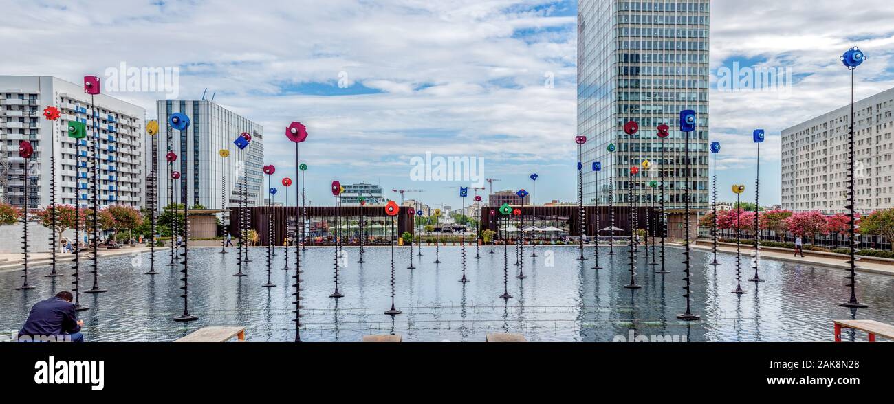 Frankreich, Paris: Blick von Takis Pool und Wolkenkratzer in Paris La Defense mit dem Triumphbogen im Hintergrund. Stockfoto