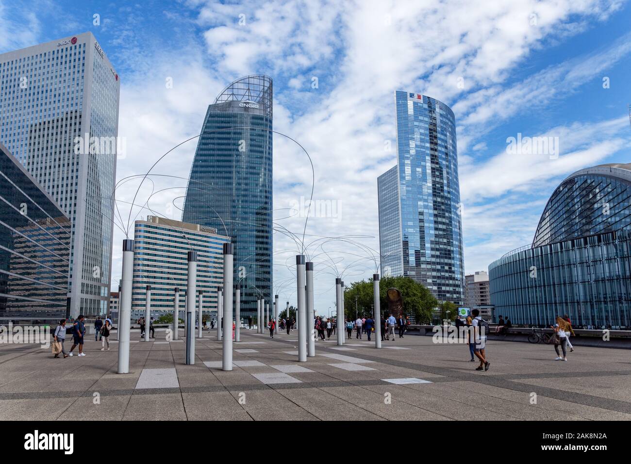 Paris, Frankreich: Stadtbild von La Defense Business District in der Nähe von Paris mit Utsurohi Kunstwerk im Vordergrund Stockfoto