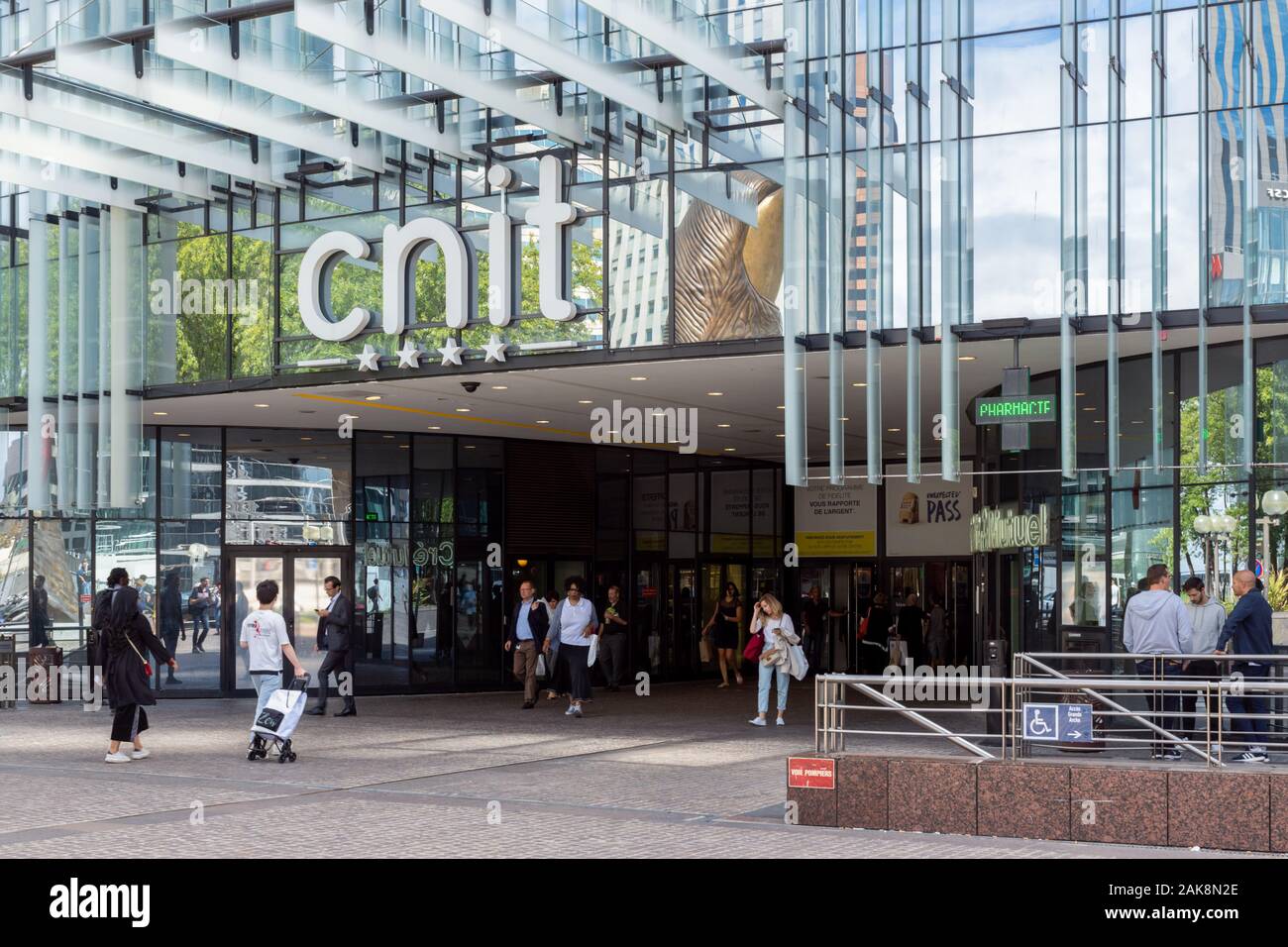 Paris, Frankreich: CNIT Einkaufszentrum hinteren Eingang in Paris La Defense Business District. Stockfoto