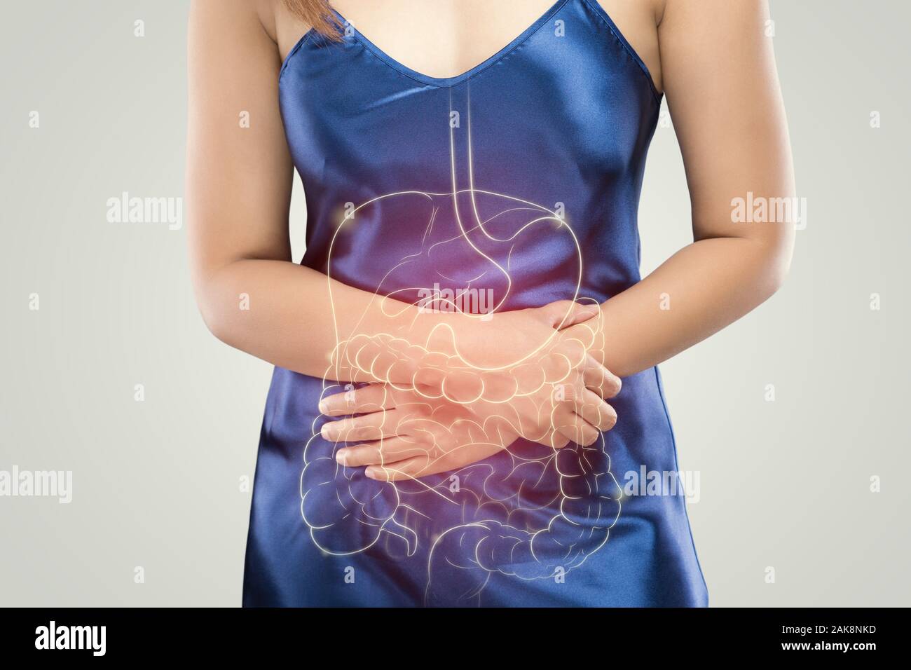 Das Foto von Magen und Dickdarm ist auf den Körper der Frau gegen den grauen Hintergrund, Menschen mit Magenschmerzen problem Konzept, weibliche Anatomie Stockfoto