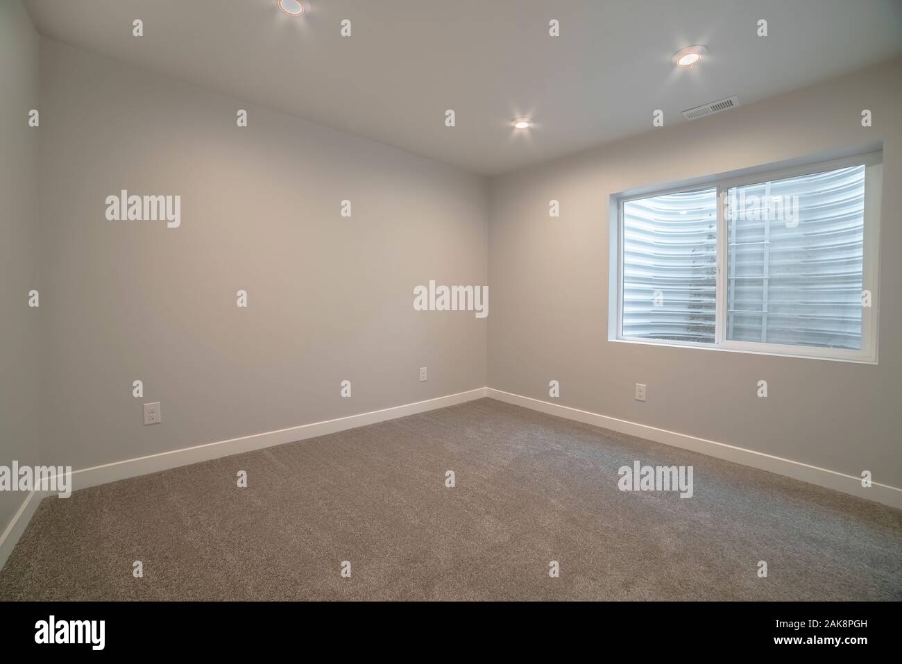 Einrichtung eines leeren kleinen weißen Zimmer Stockfoto