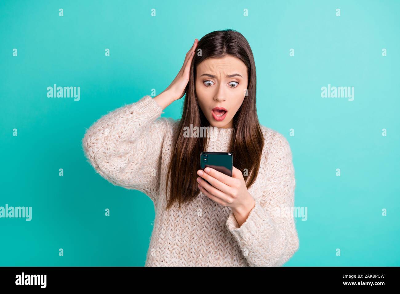 Omg zuerst nicht mögen. Portrait von beeindruckt entsetzt betonte Frau mit Handy schauen süchtig Soziale Konten Benutzer tragen Wollpullover über isoliert Stockfoto