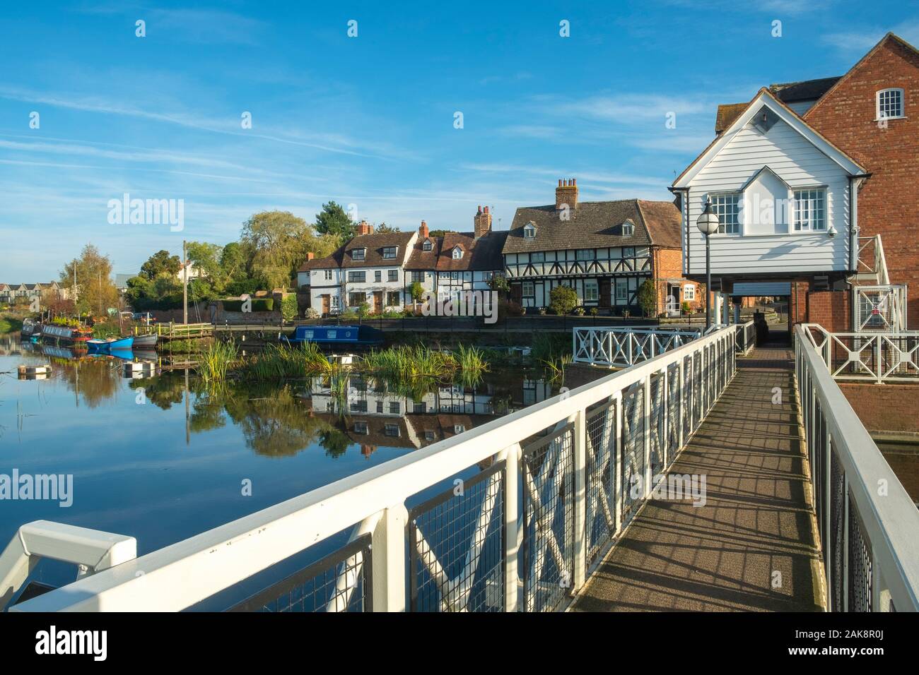 River Flood Control Systems durch restaurierte Abtei Mühle in Stroud, Gloucestershire, Severn Vale, England, UK, Europa Stockfoto