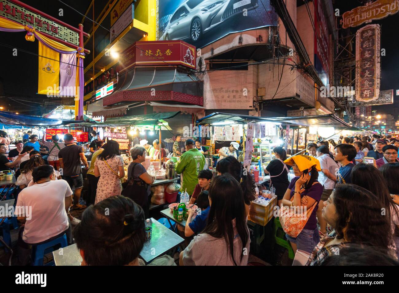 Bangkok, Thailand - 28. Dezember 2019: Große Menschenmenge warten Street Food an der Bangkok Chinatown um yaowarat Straße in Thailands Hauptstadt am nig Stockfoto