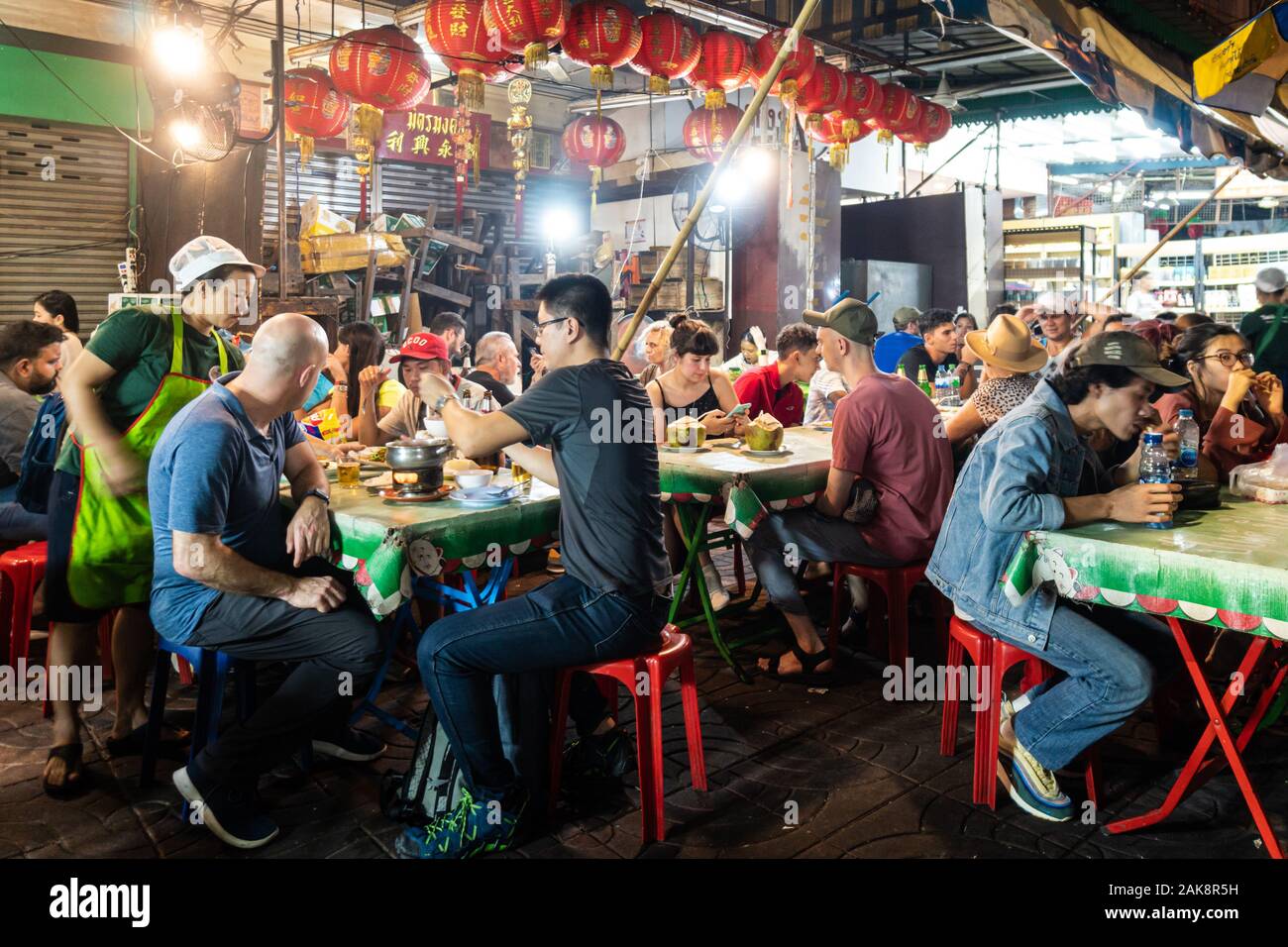 Bangkok, Thailand - 28. Dezember 2019: Die Menschen essen Essen in Bangkok Chinatown um yaowarat Straße in Thailands Hauptstadt bei Nacht Stockfoto