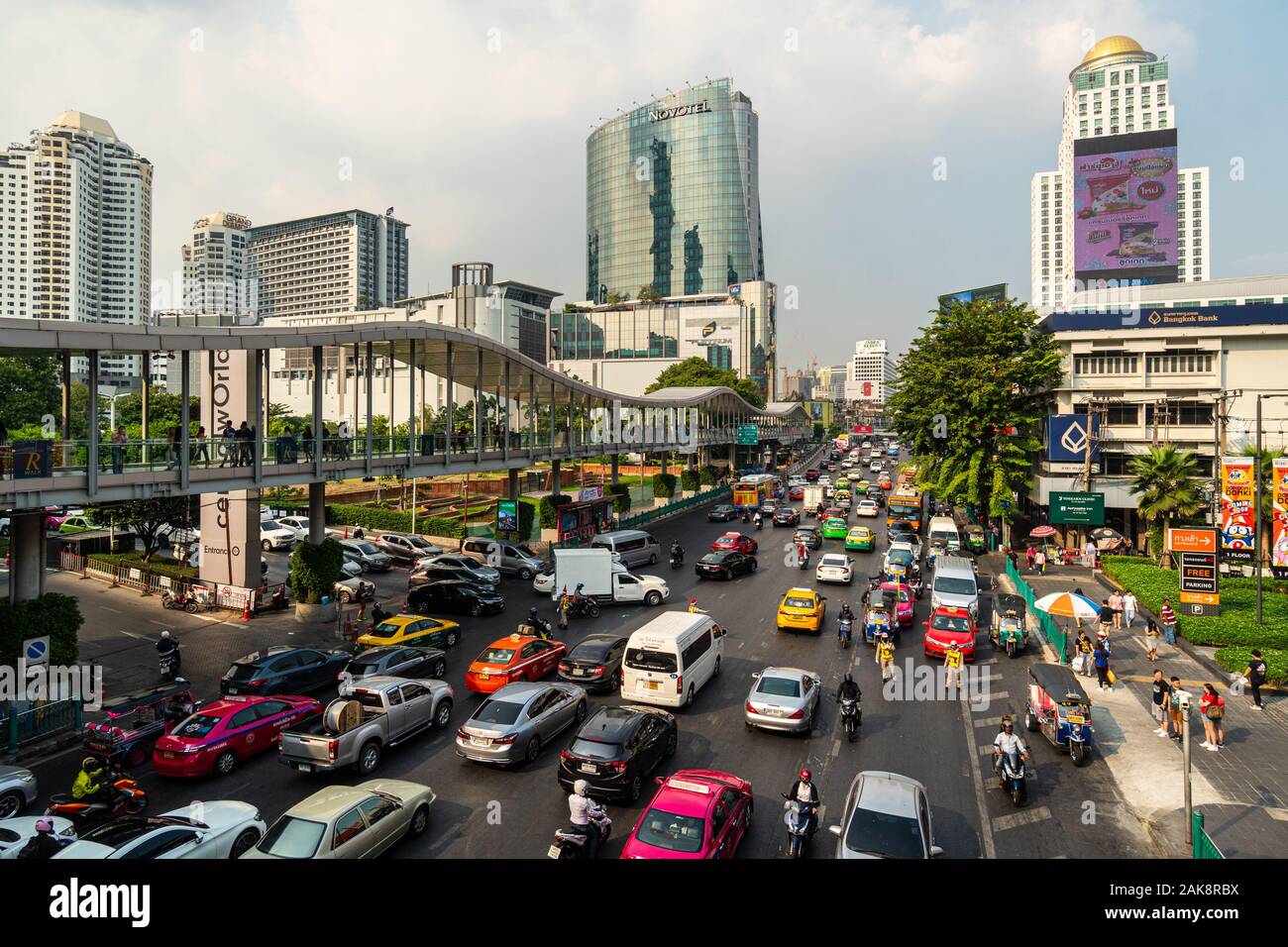 Bangkok, Thailand - 24. Dezember 2019: Heavy Traffic eilt entlang der Ratchadamri Road im Herzen von Bangkok Downtown Shopping District in Thailand c Stockfoto