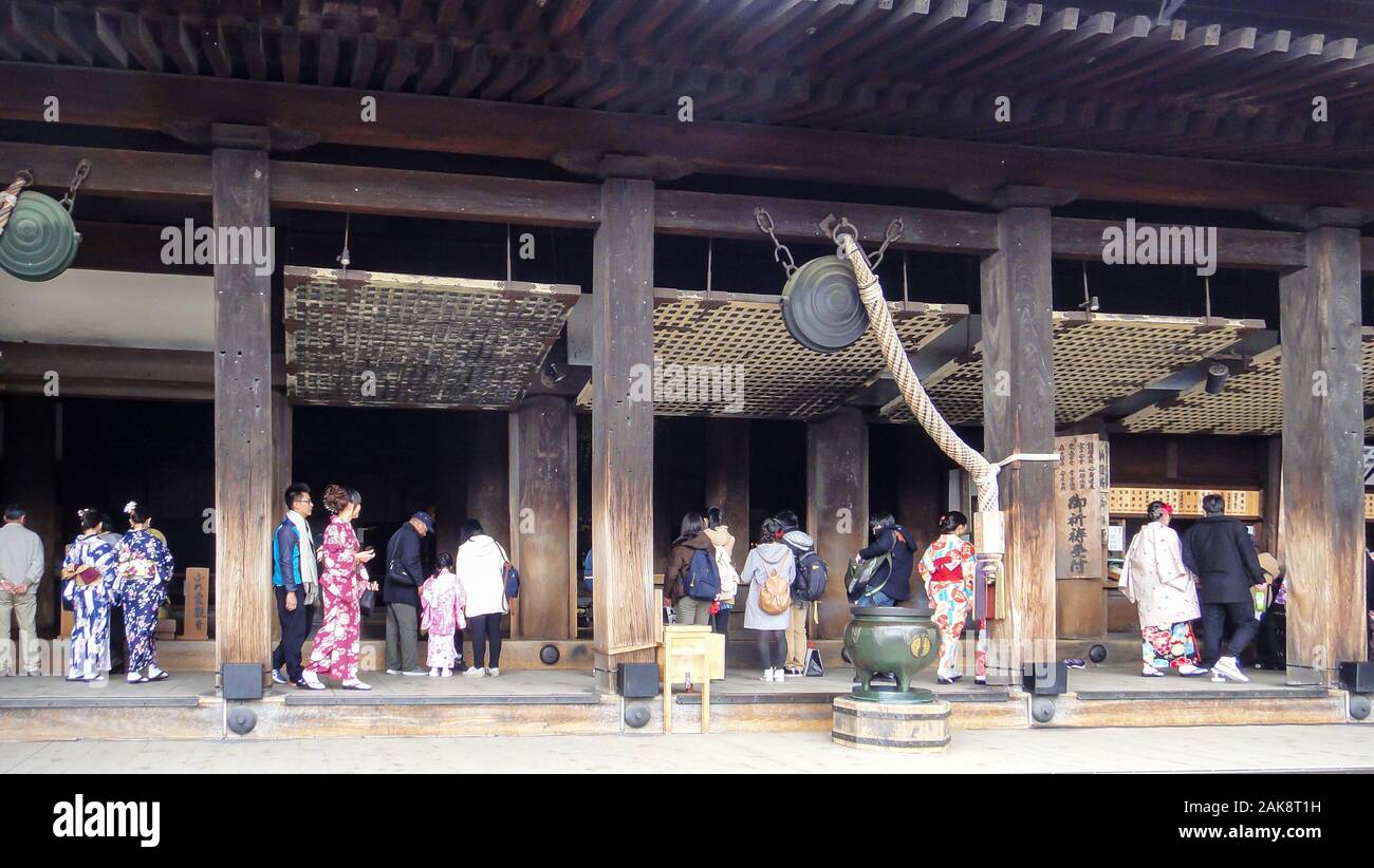 Überfüllten touristischen auf der Straße Matsubara-dori. Zahlreiche Geschäfte und Restaurants in der Nähe von Tempel Kiyomizu-dera Stockfoto