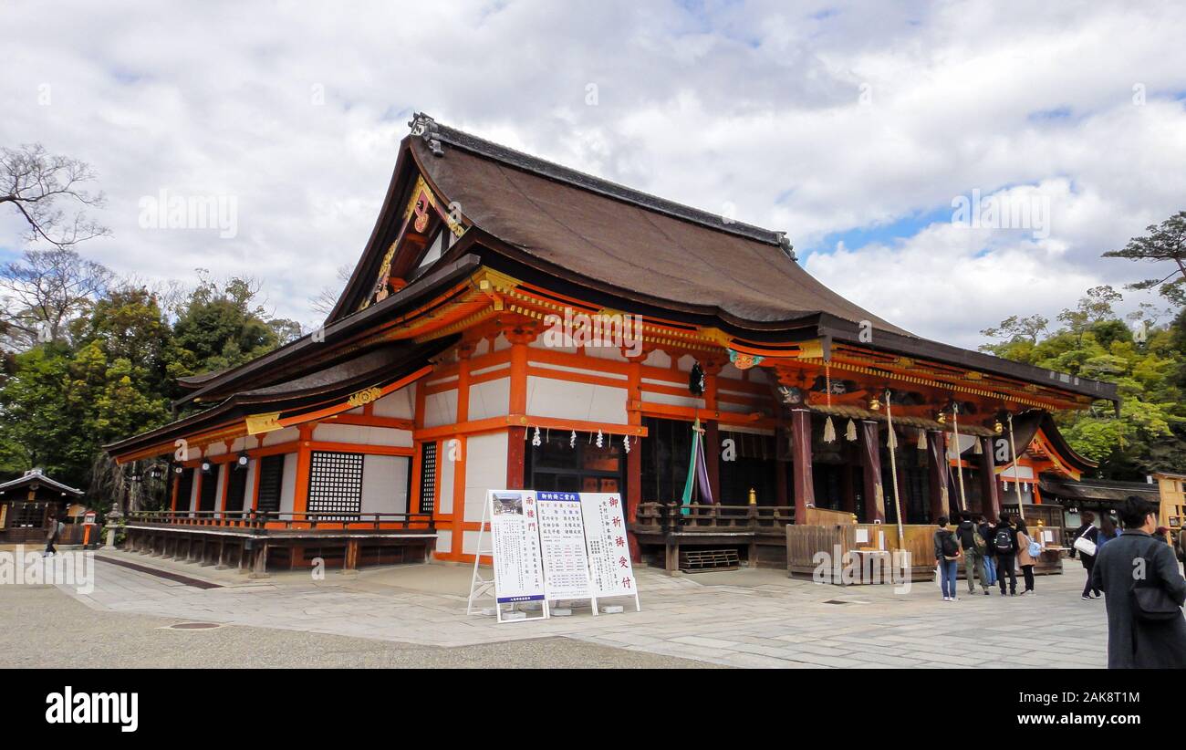 Überfüllten touristischen auf der Straße Matsubara-dori. Zahlreiche Geschäfte und Restaurants in der Nähe von Tempel Kiyomizu-dera Stockfoto