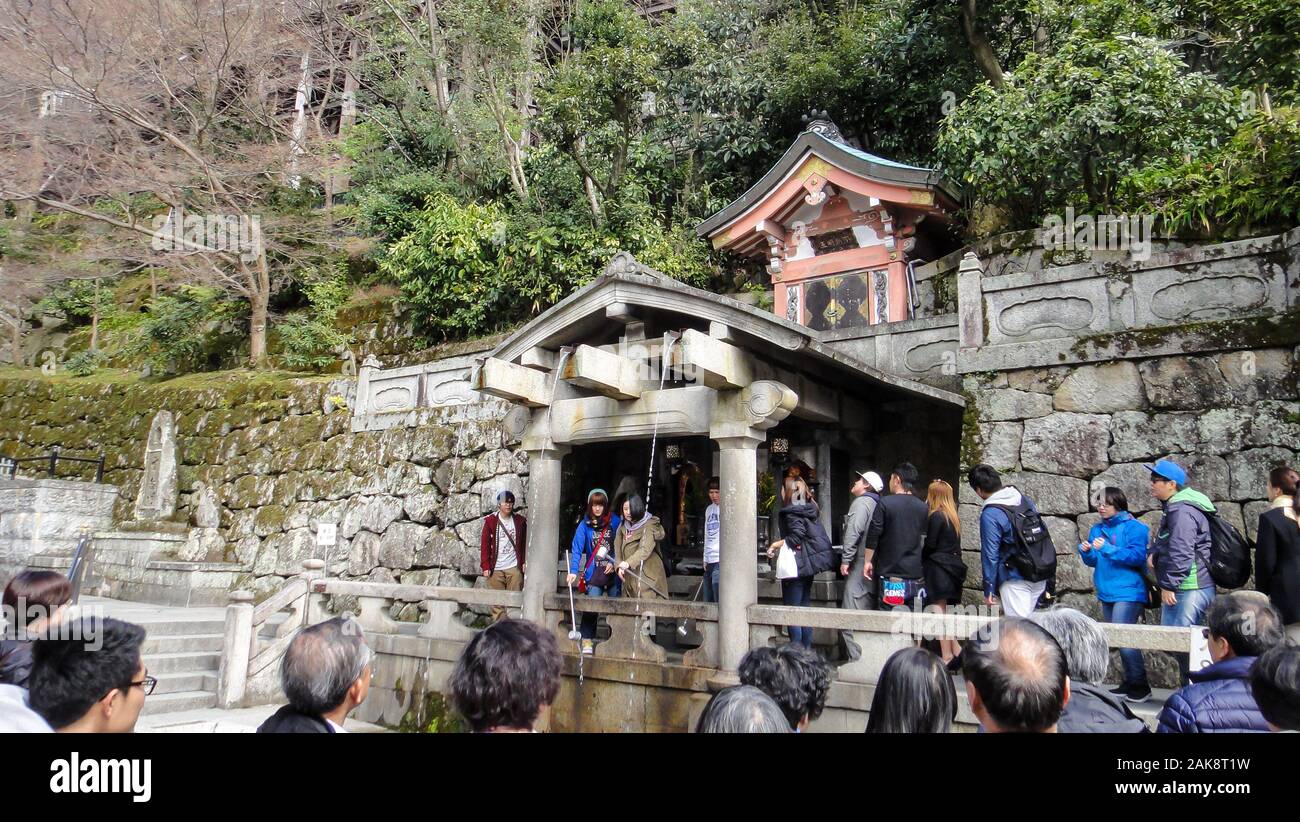 Überfüllten touristischen auf der Straße Matsubara-dori. Zahlreiche Geschäfte und Restaurants in der Nähe von Tempel Kiyomizu-dera Stockfoto