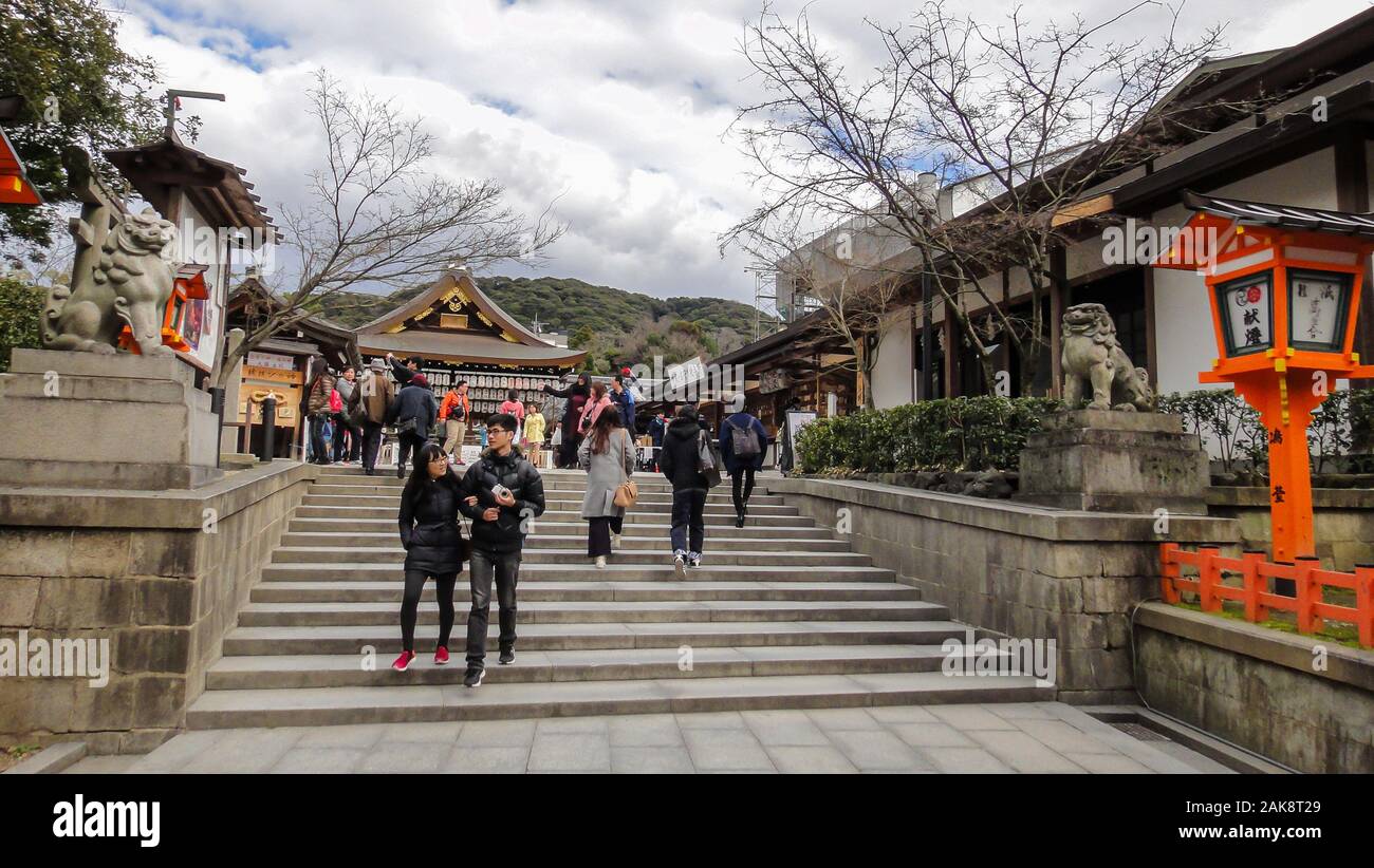 Überfüllten touristischen auf der Straße Matsubara-dori. Zahlreiche Geschäfte und Restaurants in der Nähe von Tempel Kiyomizu-dera Stockfoto