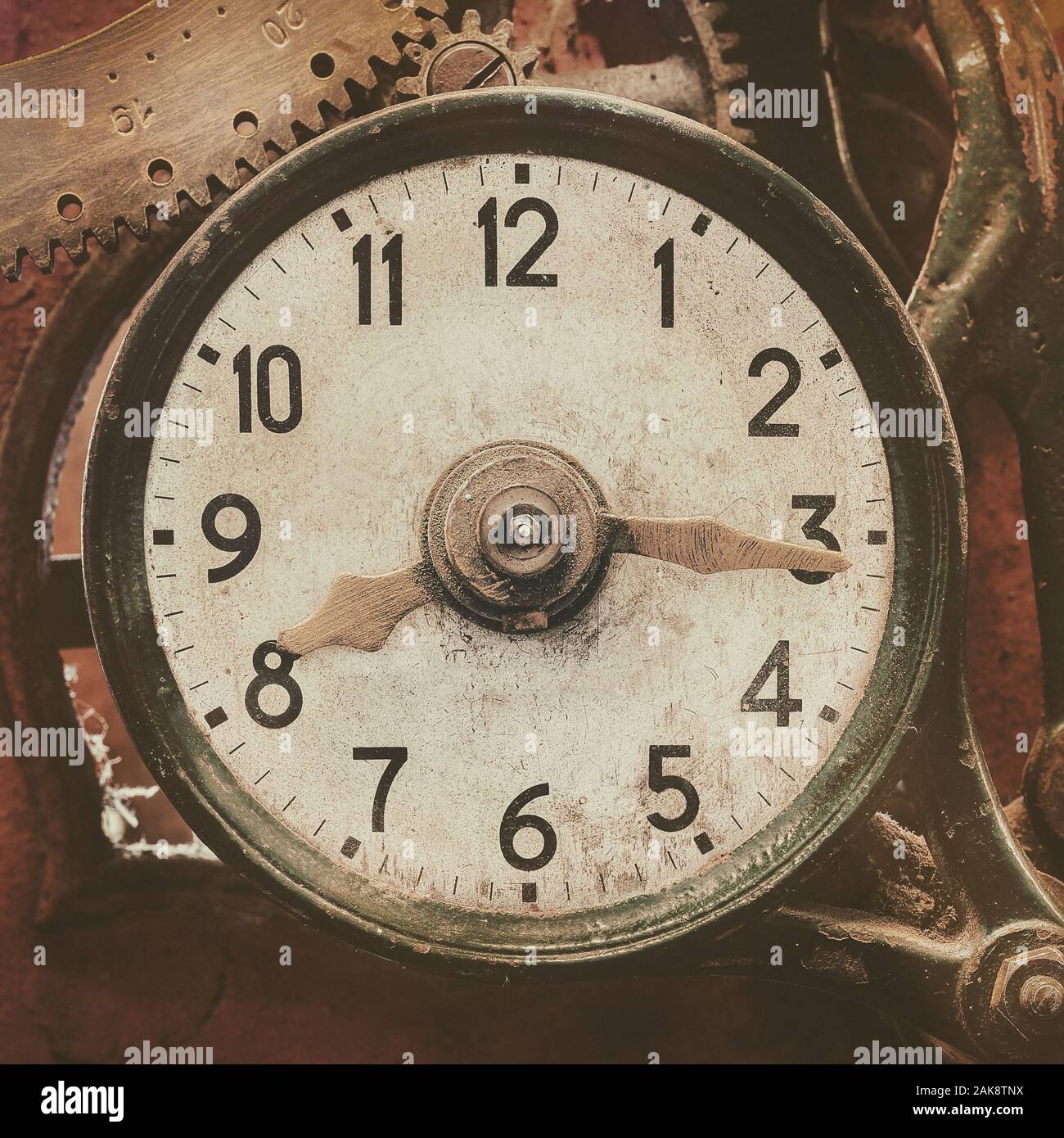 Nahaufnahme eines alten verwitterten Uhr Gerät mit Zahnrädern Stockfoto