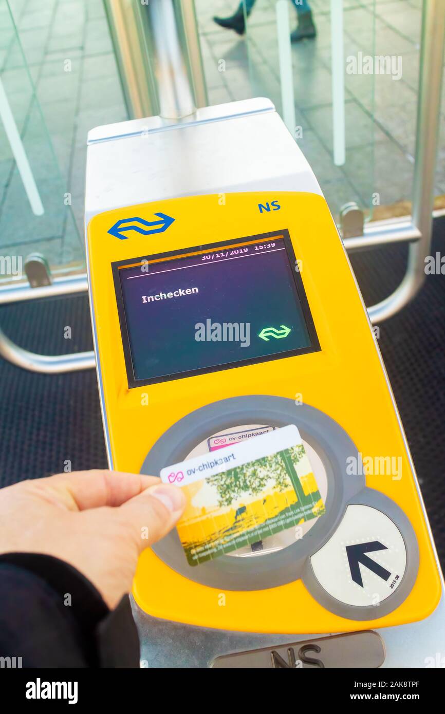 Apeldoorn, Niederlande - 11 November, 2019: Pendler die Bahn Card vor einem Zug automatisierten Check-in auf dem niederländischen Bahnhof eines Stockfoto