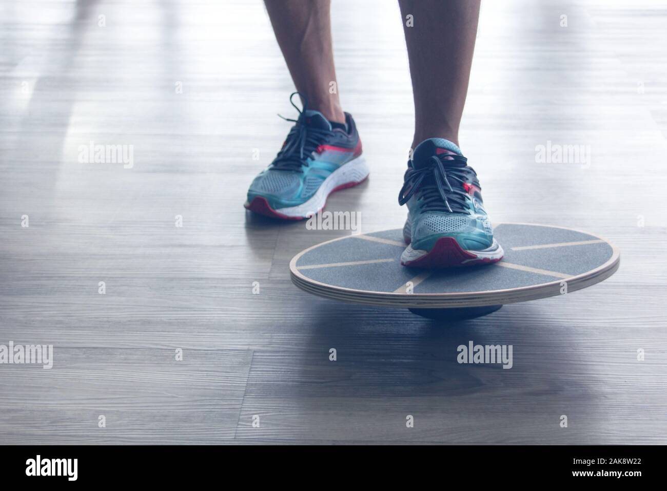 Männerbeine in Trainer Hoden Balance Board Stockfoto