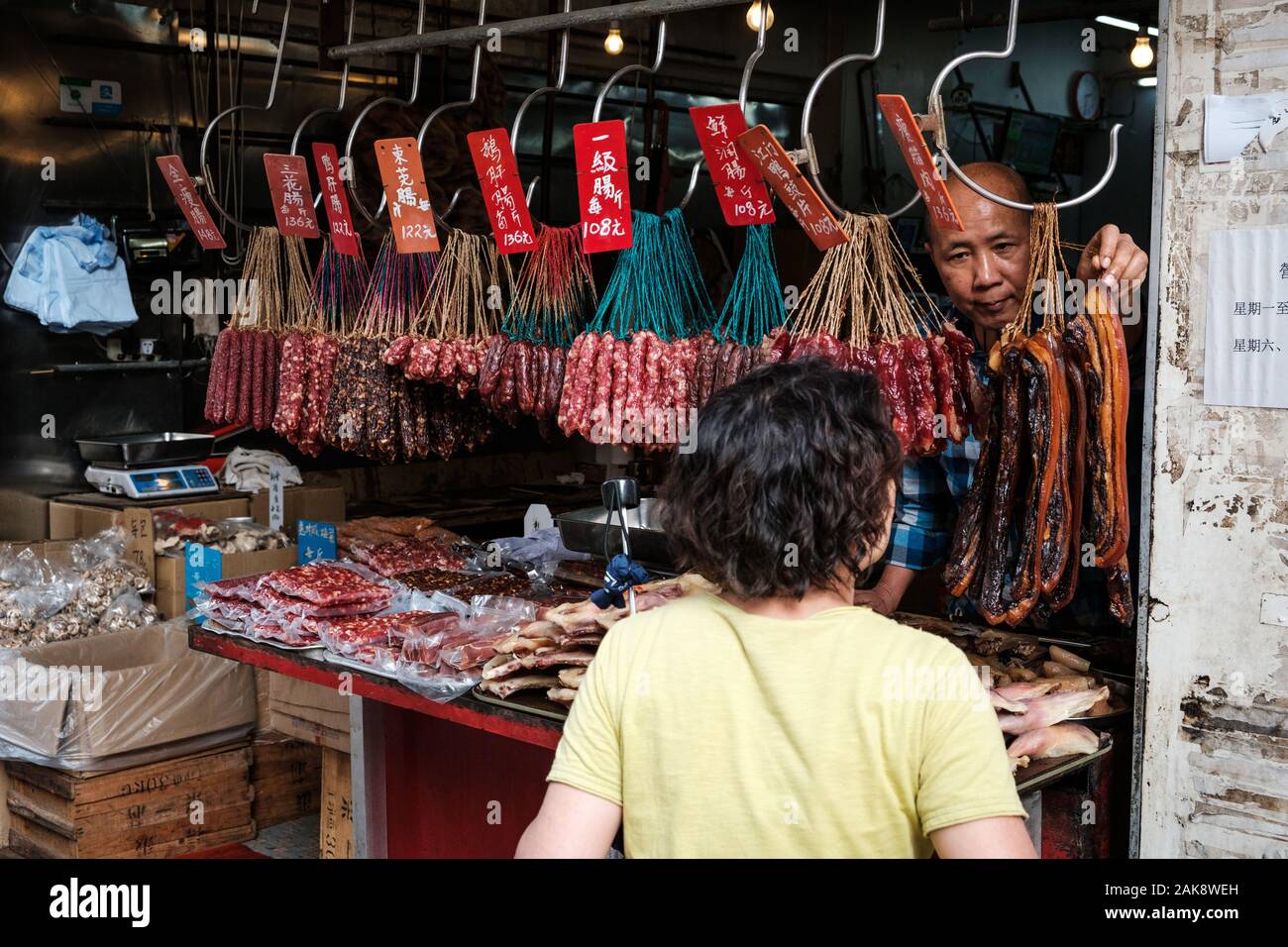 HongKong, China - November, 2019: Frau kaufen Fleisch auf traditionelle Metzger auf der Straße Markt Store in Hongkong Stockfoto