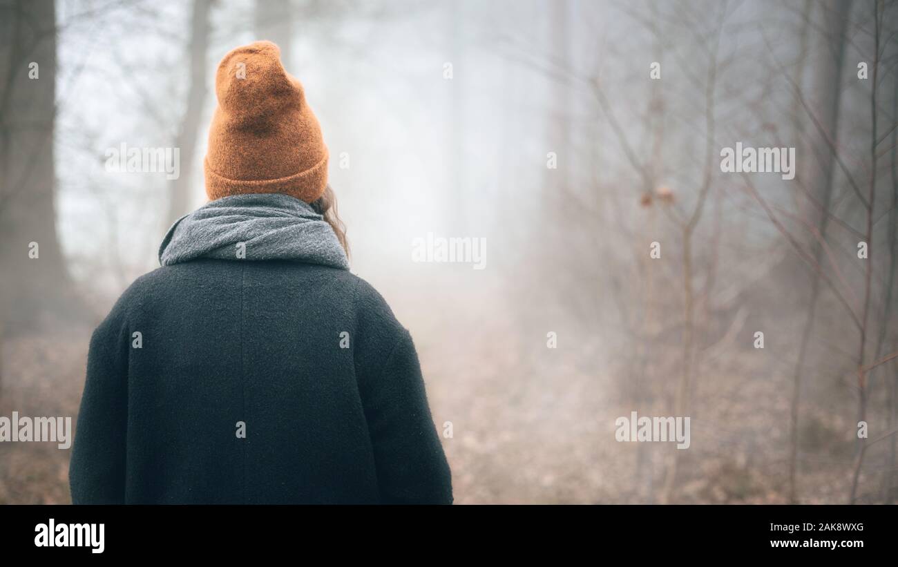 Frau alleine in einer nebligen Wald Stockfoto