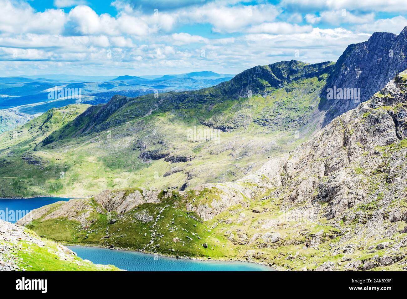 Blick auf den wunderschönen Seen im Norden von Wales, Berge auf der Rückseite, selektiver Fokus Stockfoto
